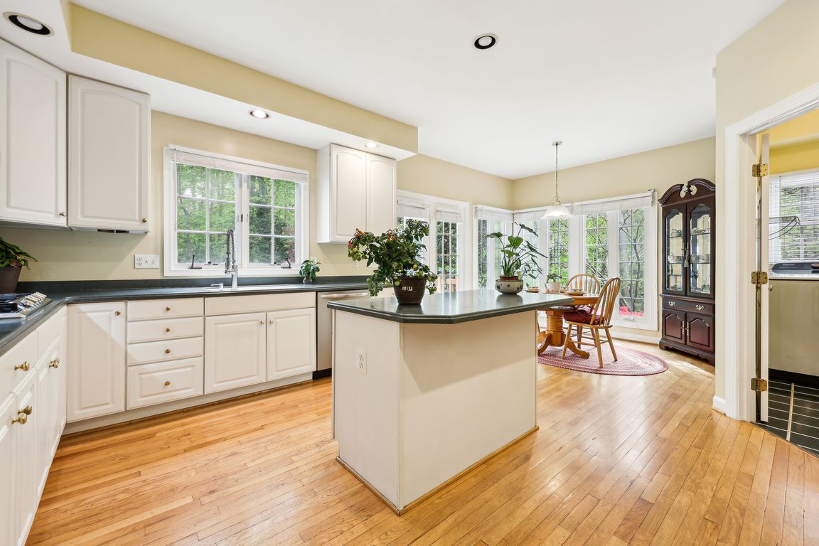 Meadowgate Dr-2304-013.jpg
