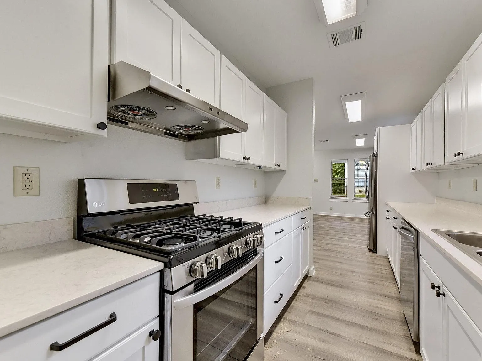 3 bed, 2.5 bath, 2020 sqft, $5,200 — Photo 3