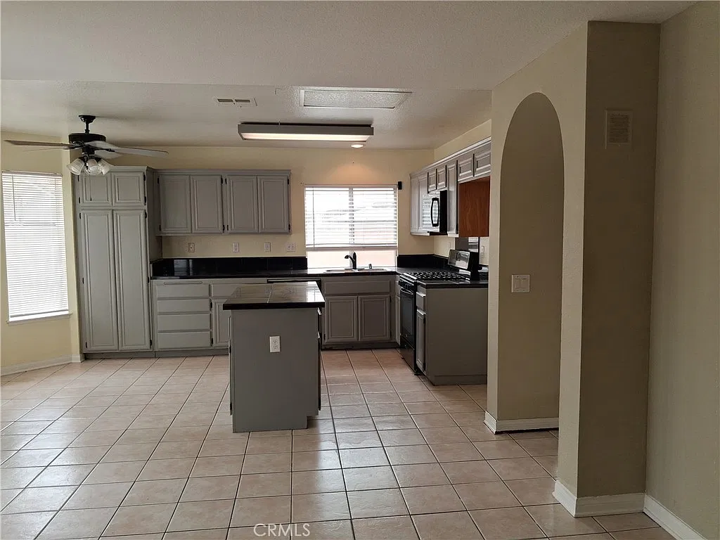 4 bed, 1977 sqft, $2,600 — Photo 3
