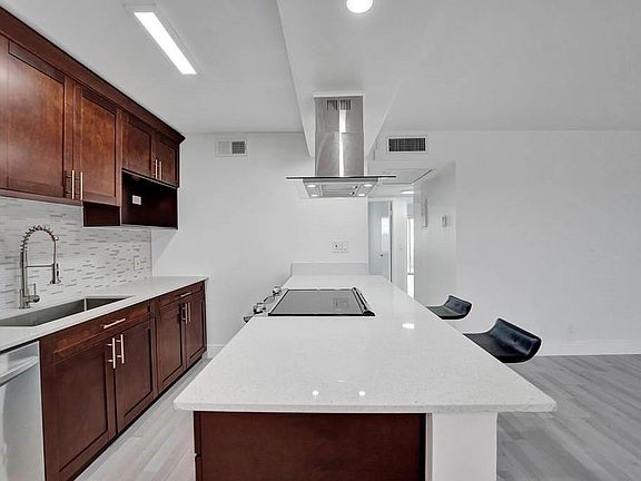 4th image of 4040 Harwood Dr #D-4040