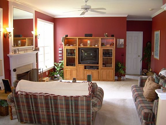 Large Family Room completely open to Kitchen/B'fast area