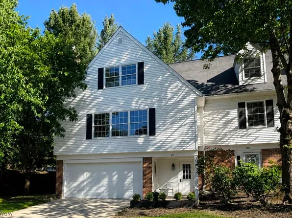 210 Commons Ct, Chagrin Falls, OH 44022