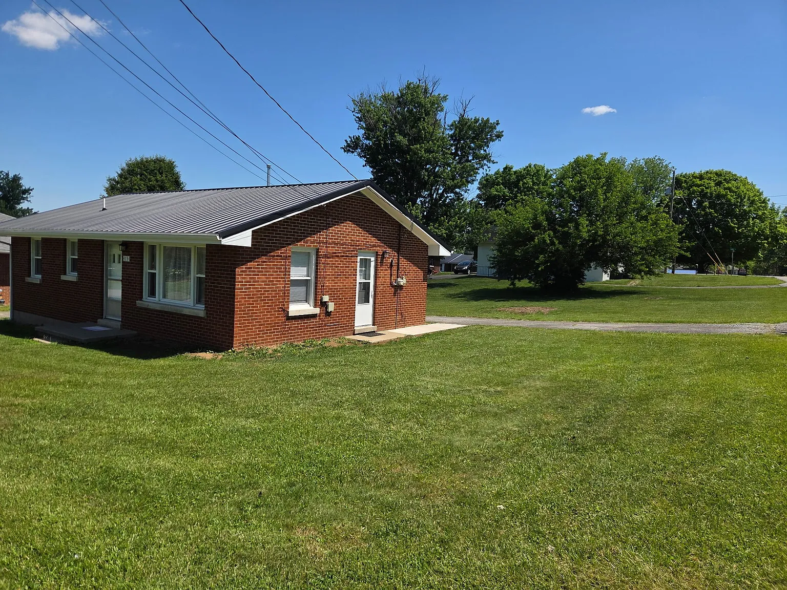 3 Bedroom Brick Ranch located in quiet neighborhood — Photo 3