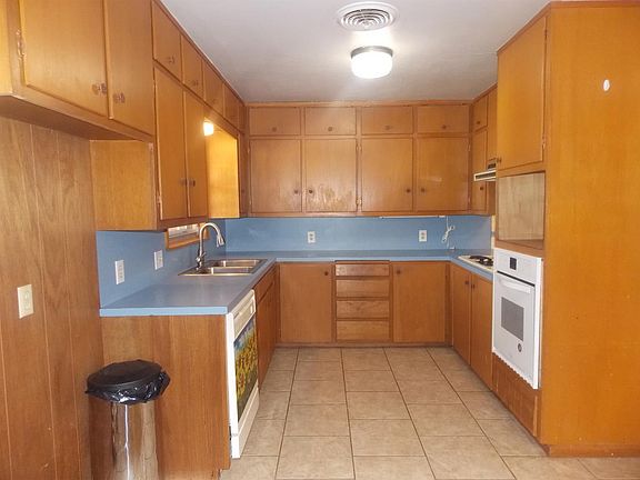 3rd image of 211 Avenue H