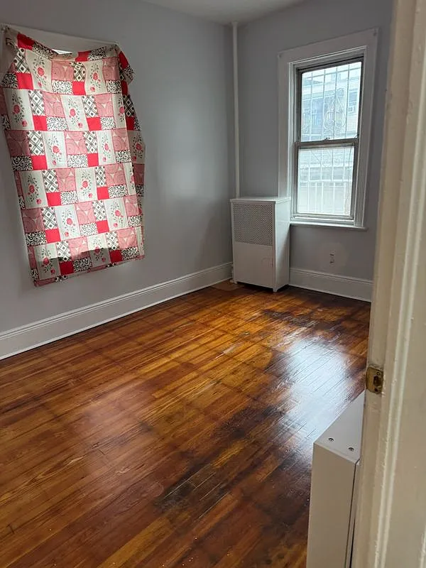 3 bed, 1.0 bath, 1040 sqft, $3,200 — Photo 2