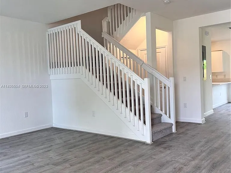 925 NE 211th St — Photo 5