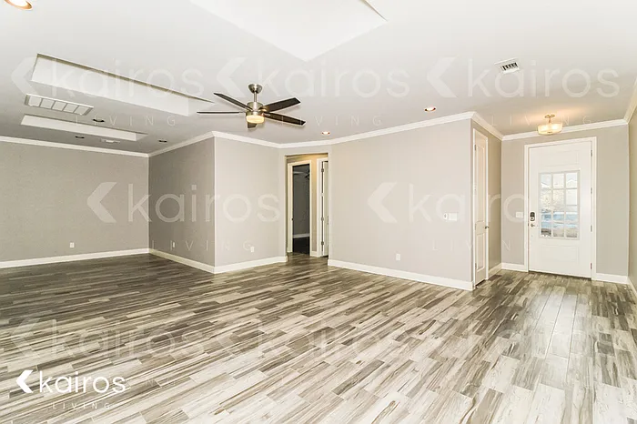 3 bed, 2.0 bath, 1877 sqft, $2,075 — Photo 2
