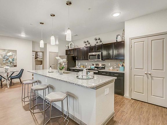 4th image of 1393 E Woodview Dr #1002