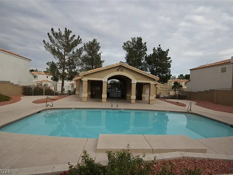 3440 Middle View Dr — Photo 2