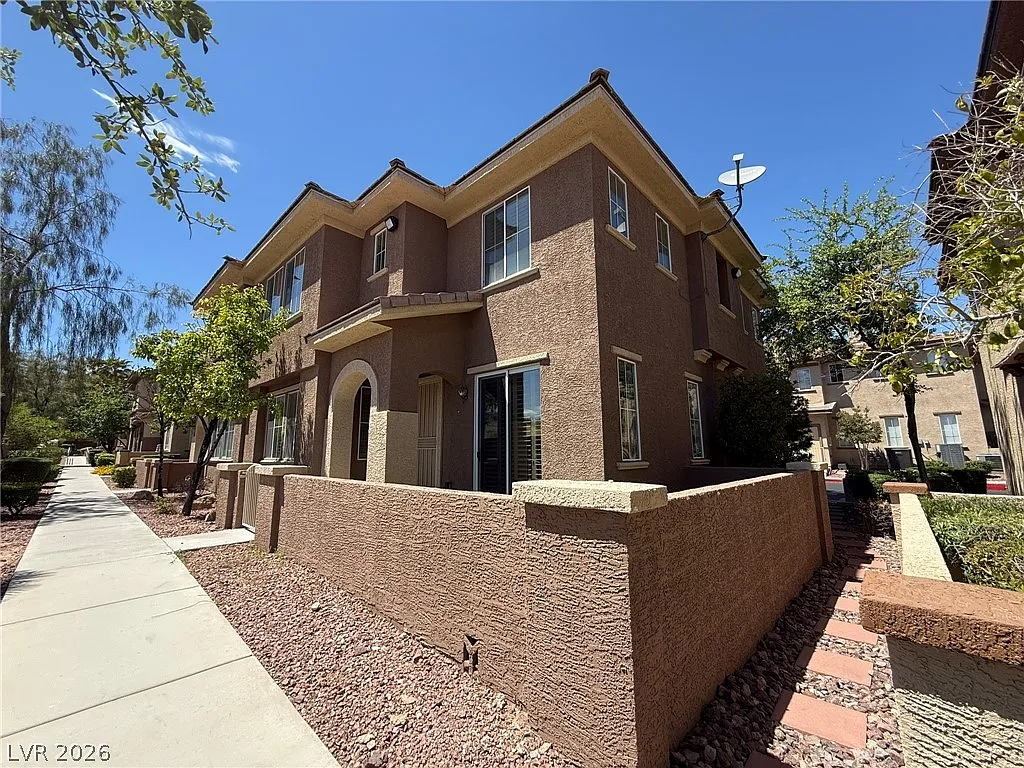 3 bed, 2.5 bath, 1492 sqft, $1,800 — Photo 2
