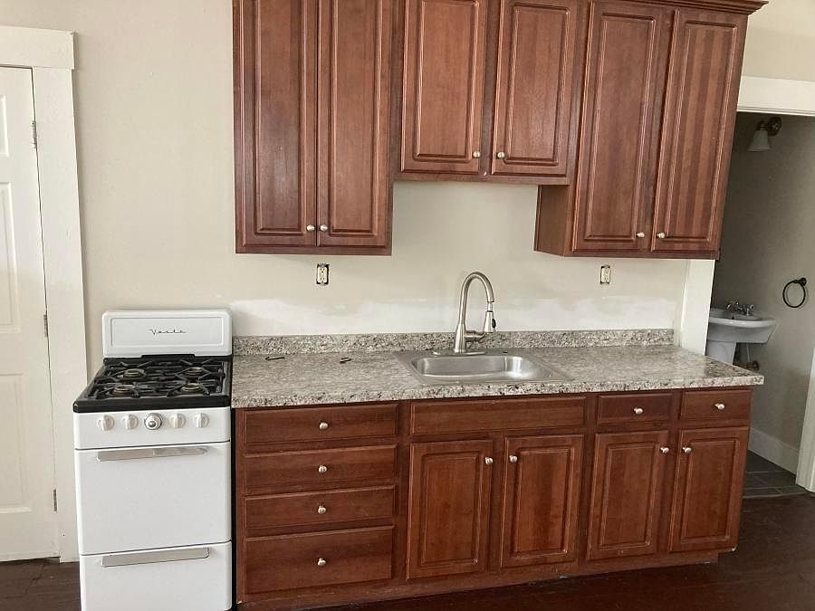 2nd image of 433 E Oak St #2