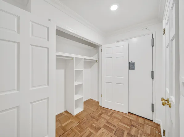 315 West 57th Street image 4 of 27