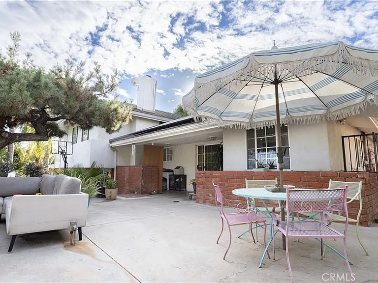 9525 Woodley Ave — Photo 1