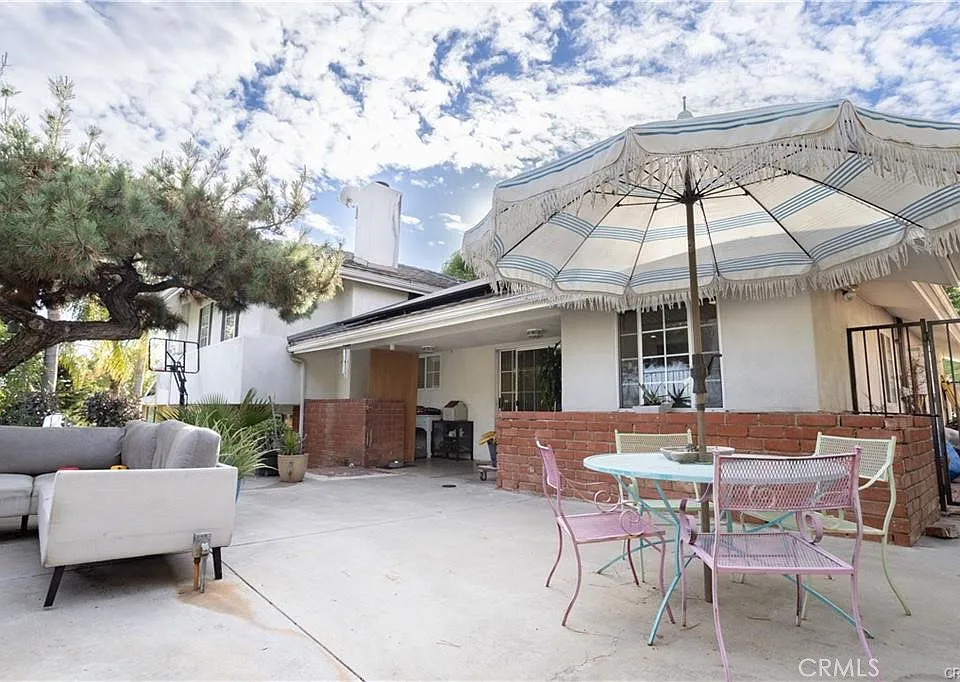 9525 Woodley Ave