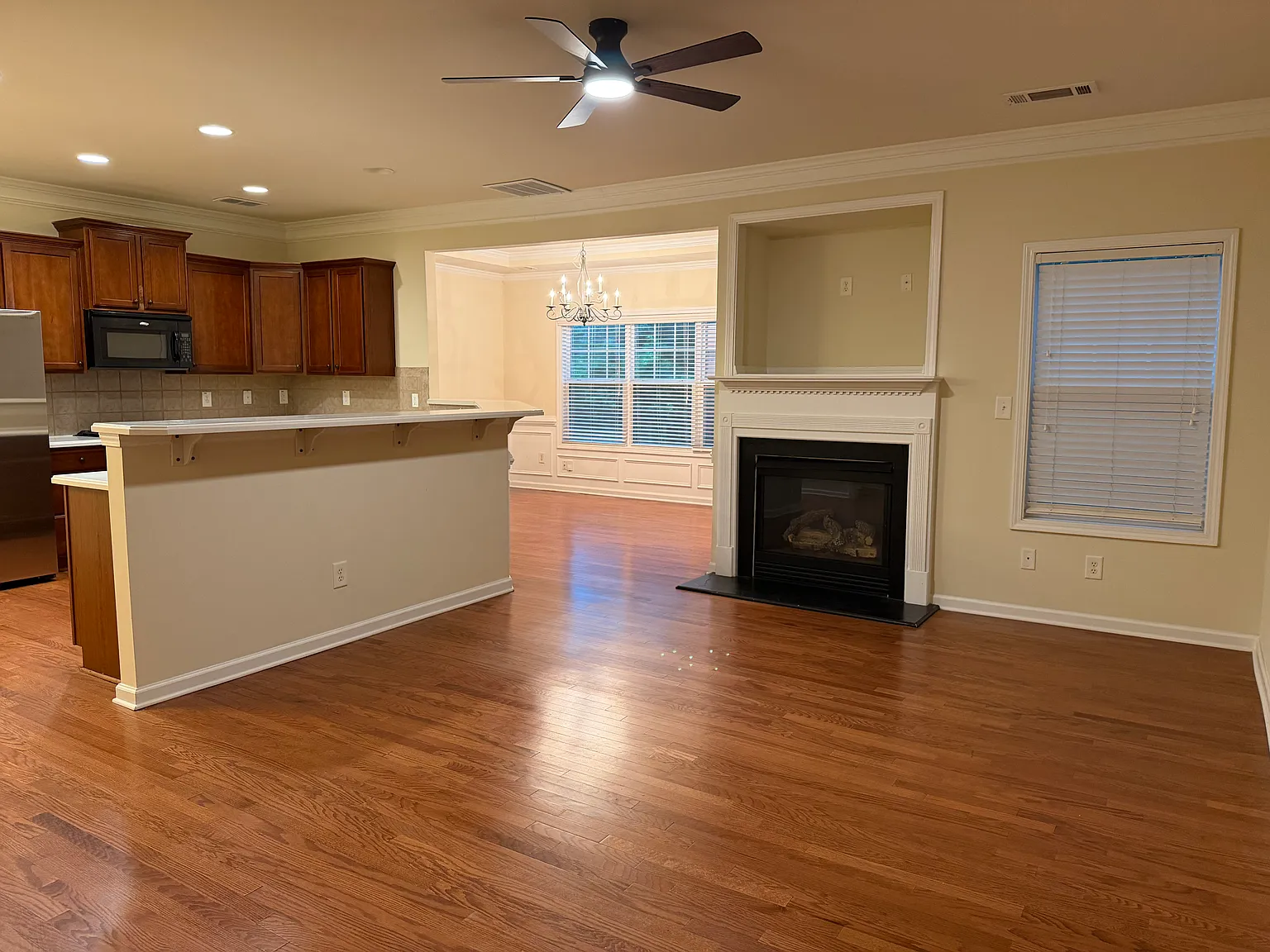 3 bed, 2.5 bath, 2024 sqft, $2,575 — Photo 2