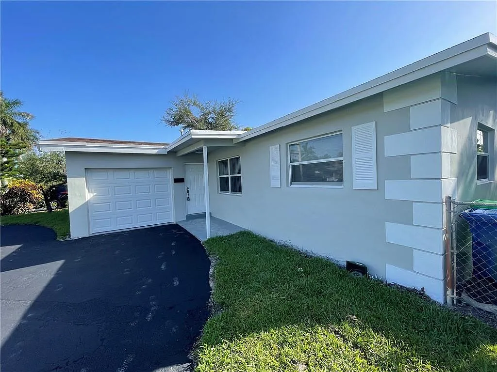 4 bed, 2.0 bath, 1360 sqft, $4,000 — Photo 3