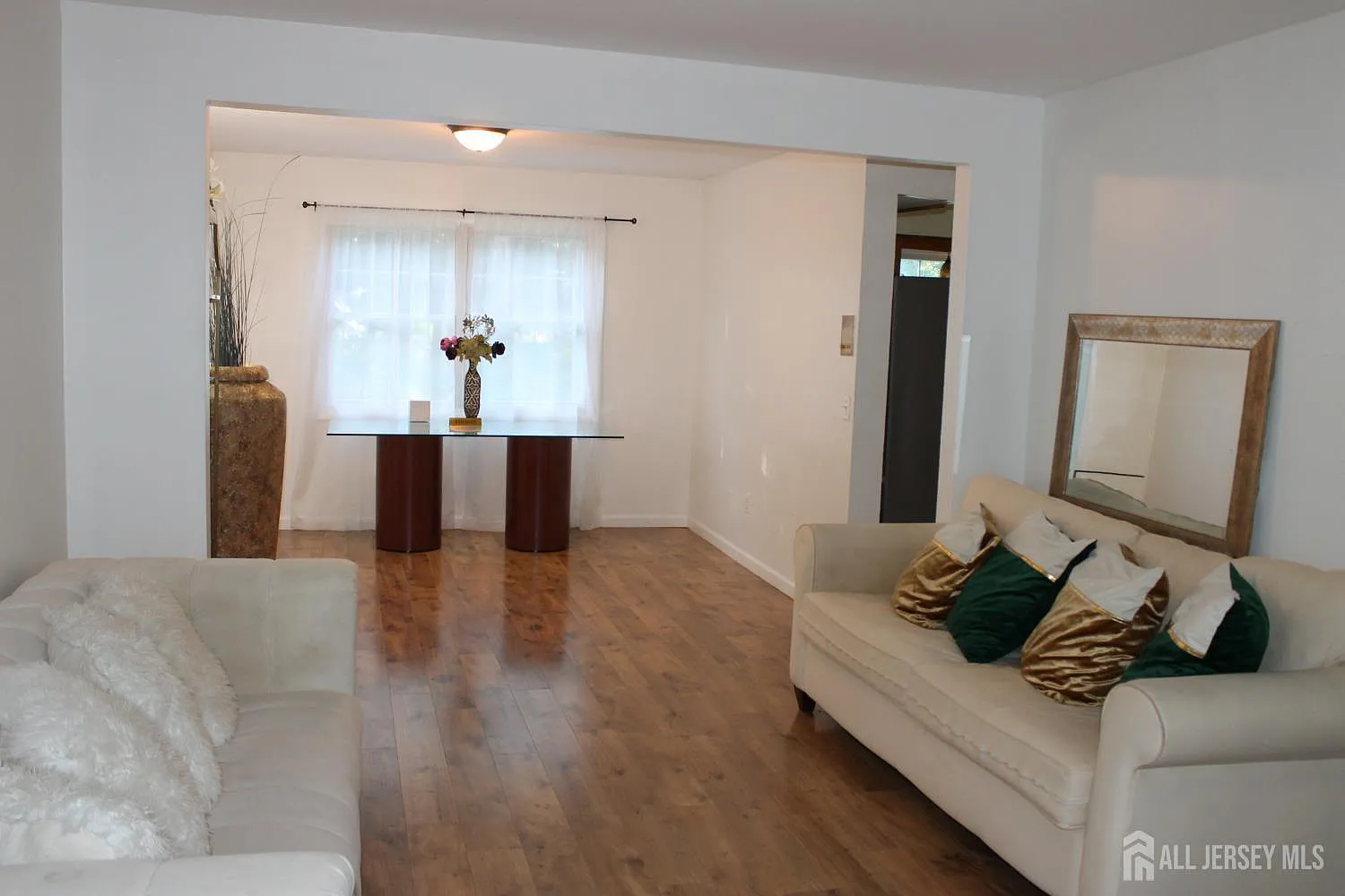 4 bed, 2.5 bath, 1936 sqft, $4,500 — Photo 3