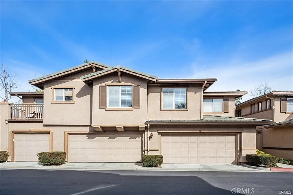 3 bed, 2.5 bath, 1361 sqft, $3,700 — Photo 1