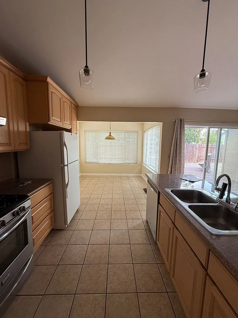 Refurbished 4 Bedroom Home — Photo 4