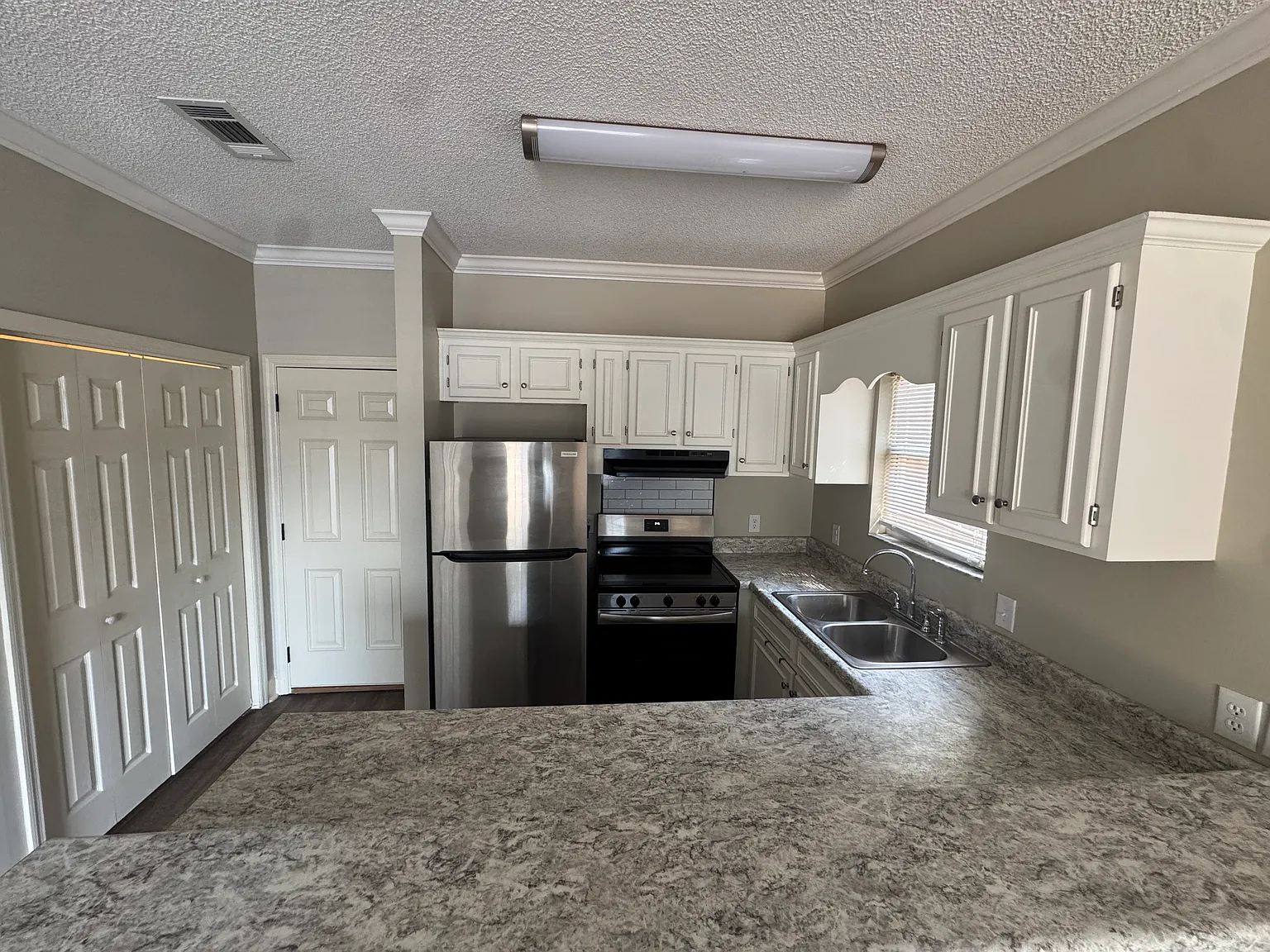 1 bed, 1.5 bath, 594 sqft, $695 — Photo 4