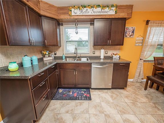 4th image of 606 Fox Lake Dr