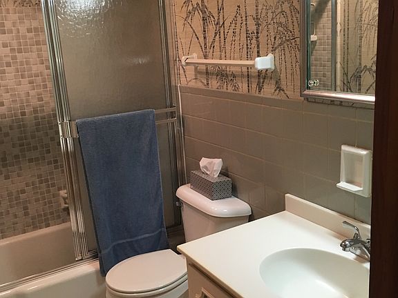  Upstairs hall bath 
