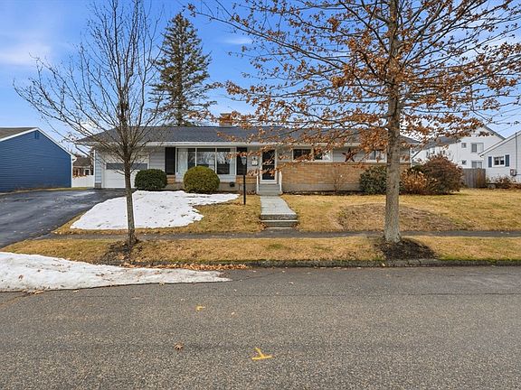 3rd image of 93 Blue Bell Rd