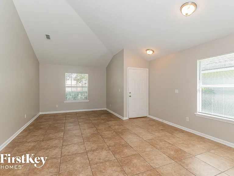 1255 Bedrock Dr — Photo 2