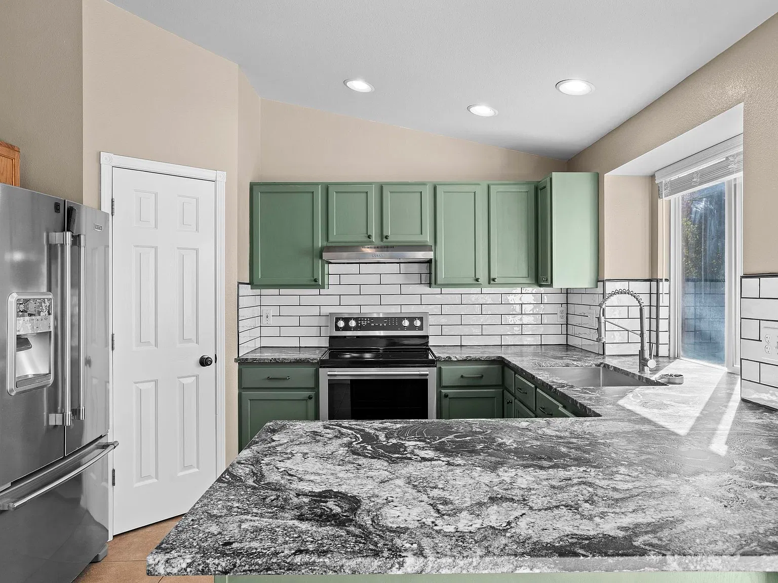 3 bed, 1319 sqft, $2,700 — Photo 2