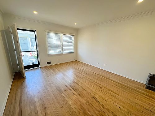 1st image of 2103 Oak St APT B