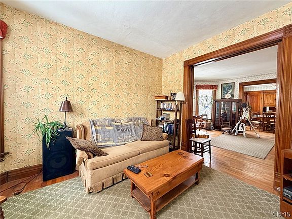 5th image of 8 Elm Ave