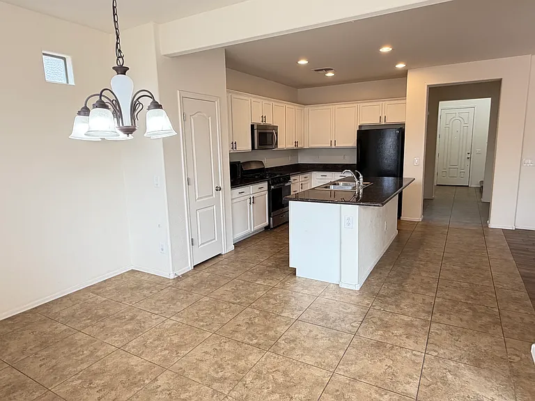 2132 S Martingale Rd — Photo 6