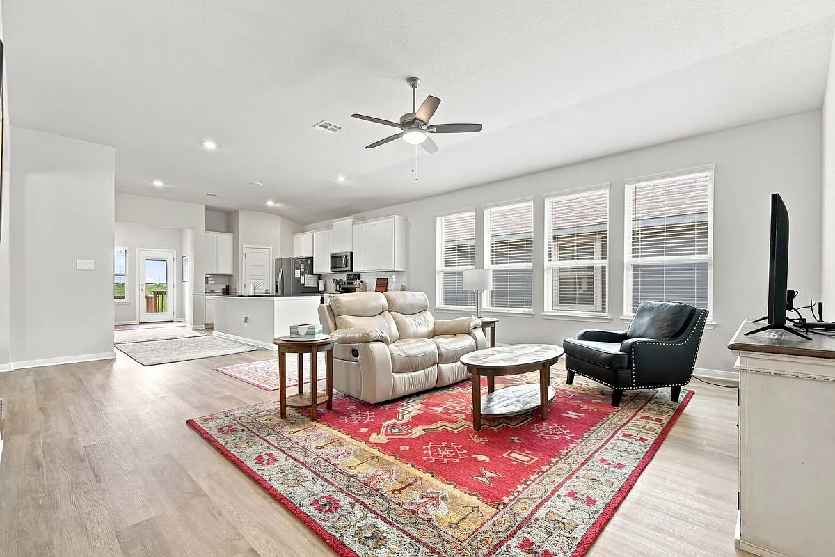 3 bed, 3.0 bath, 1929 sqft, $2,100 — Photo 2