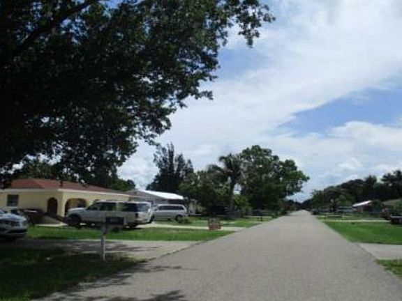 Exterior Neighborhood (street photo)