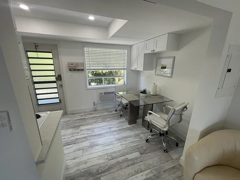 209 SE 6th St #11 — Photo 5