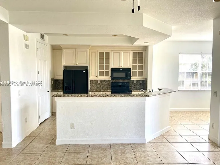 8231 NW 127th Ln — Photo 5
