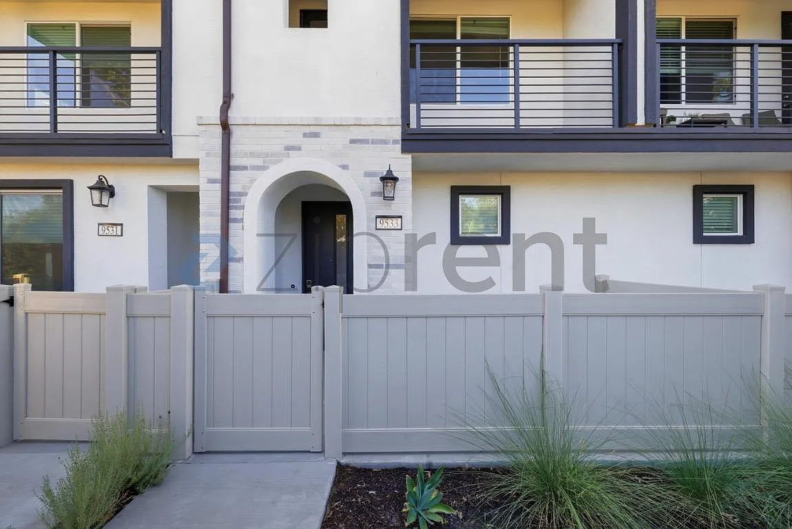 3 bed, 1200 sqft, $3,100 — Photo 2