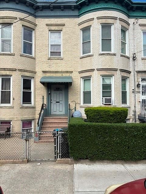 1st image of 290 E 34th St