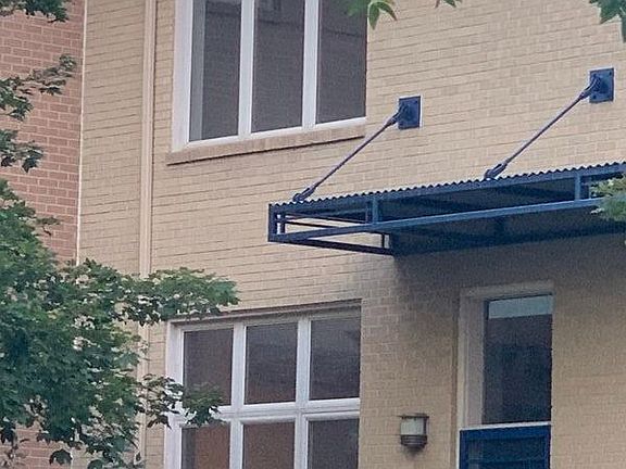 Ideal townhome location on Rampart Way.