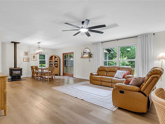 4th image of 125 Christie Ln