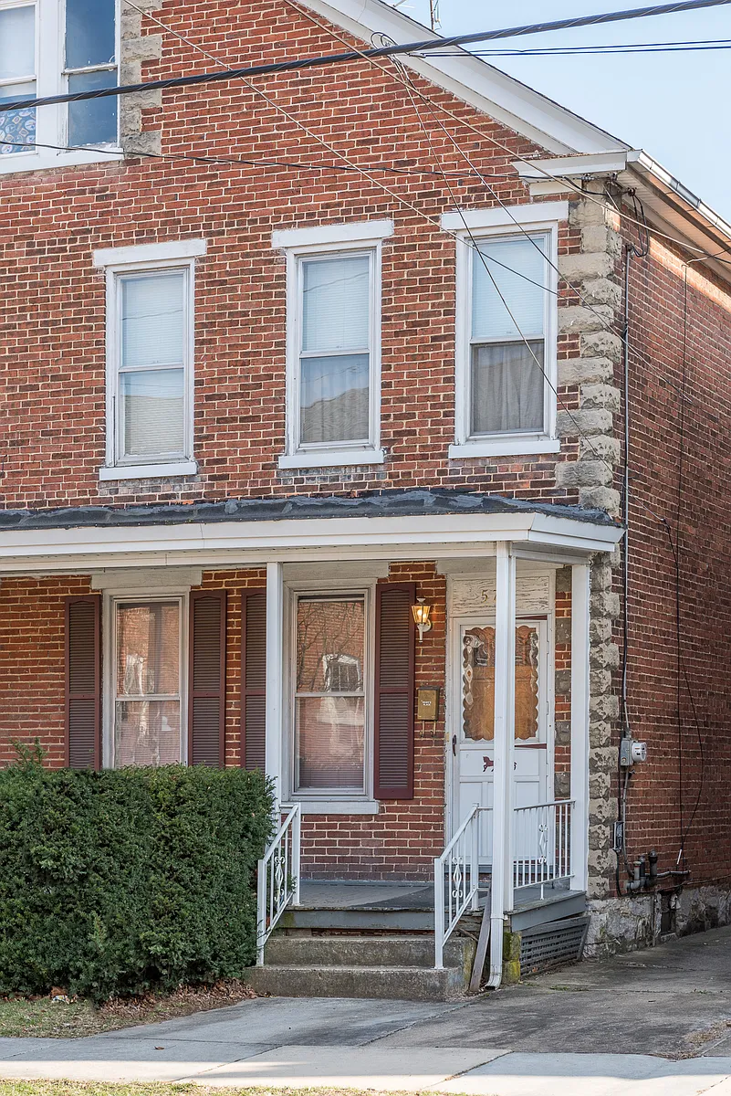 Building Photo - 570 W Louther St