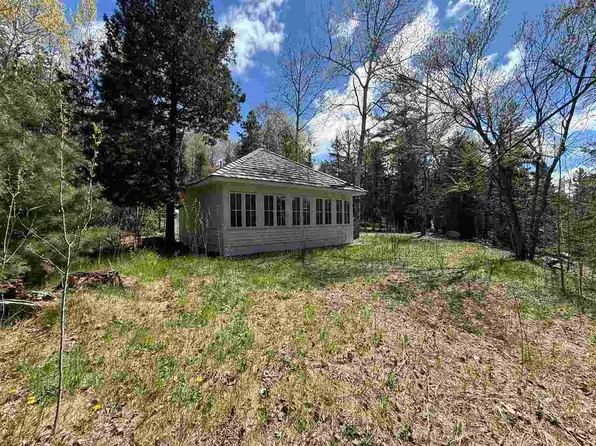 9294 Woods Rd, Charlevoix, MI 49720