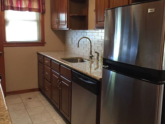 3rd image of 722 N Sangamon Ave