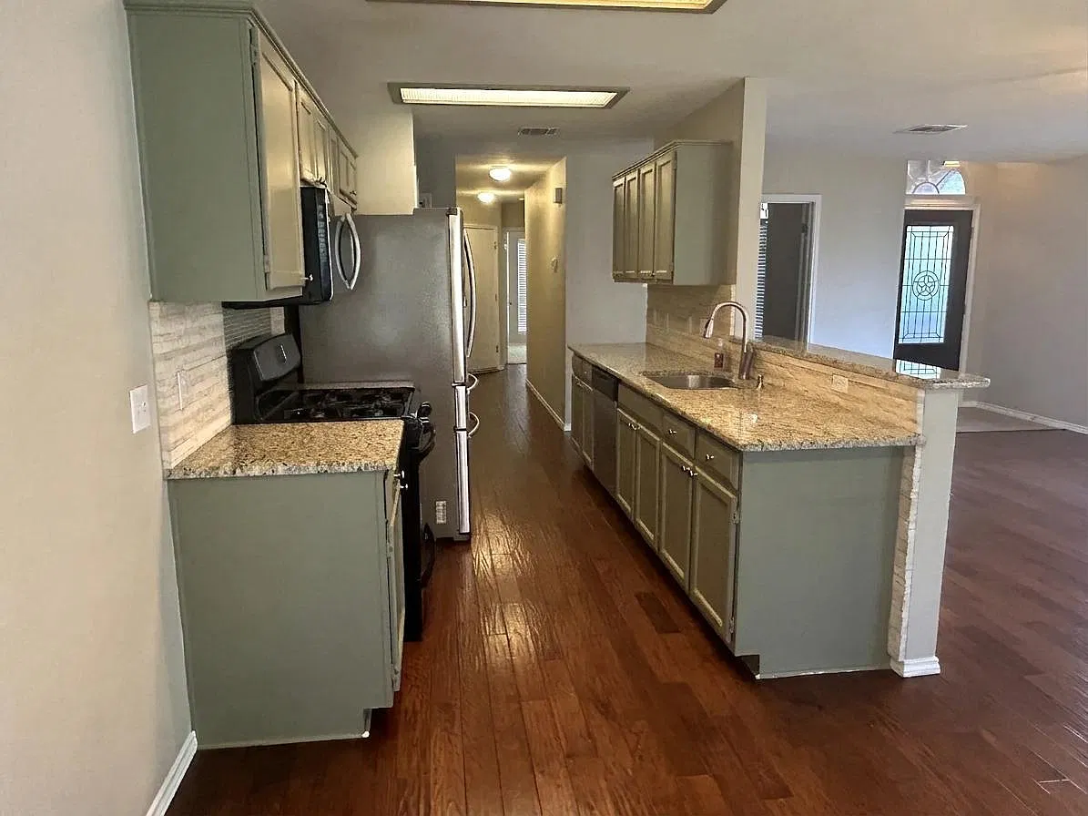 3 bed, 2.0 bath, 1320 sqft, $2,000 — Photo 4