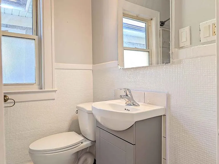 1091 Gladstone Ave — Photo 2