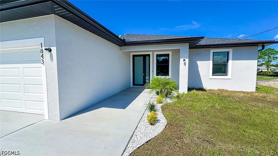 3 bed, 2.0 bath, 1294 sqft, $2,000 — Photo 2