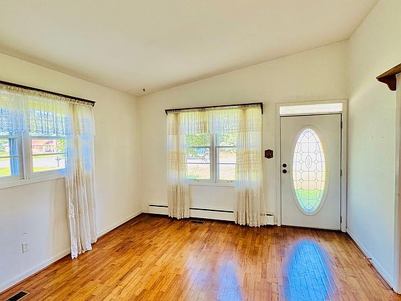 3rd image of 2403 Diana Ave