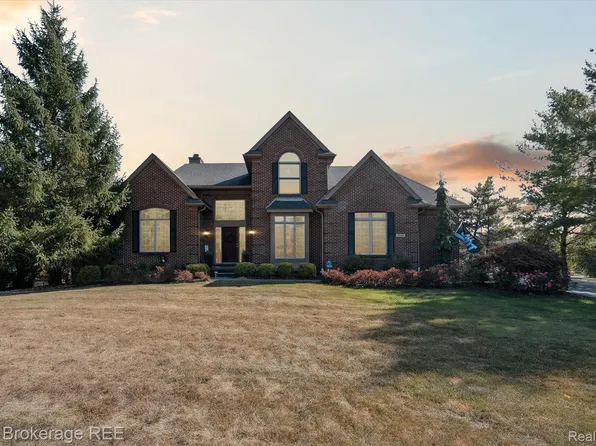 8000 Barrington Ln, Clarkston, MI 48348
