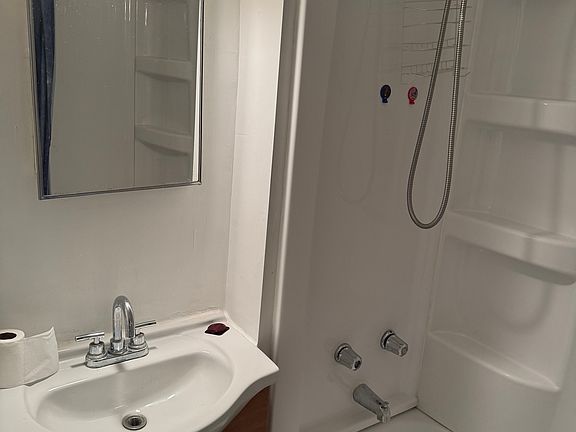 3rd image of 1005 SE Lafayette St