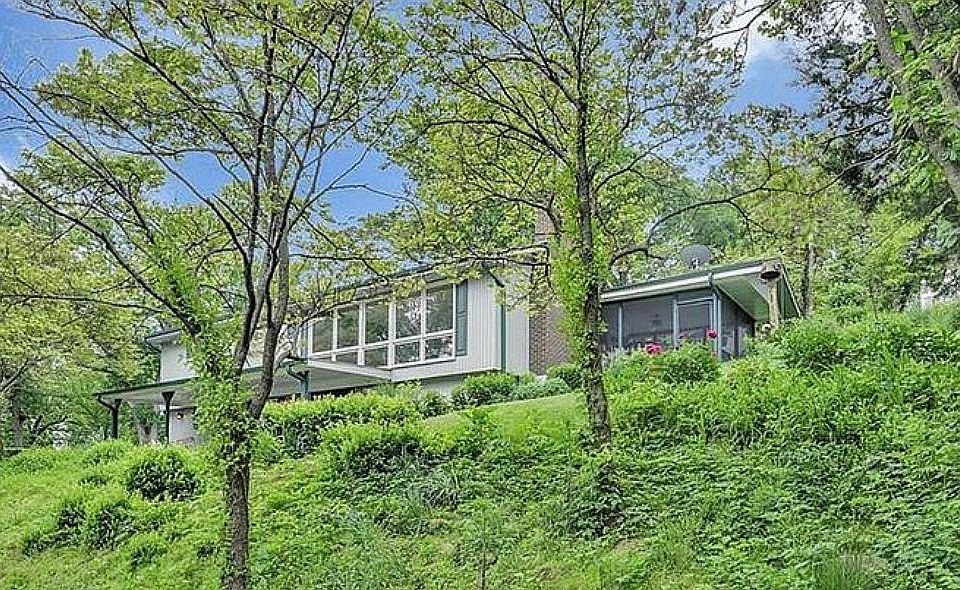 2nd image of 320 Lake Forest